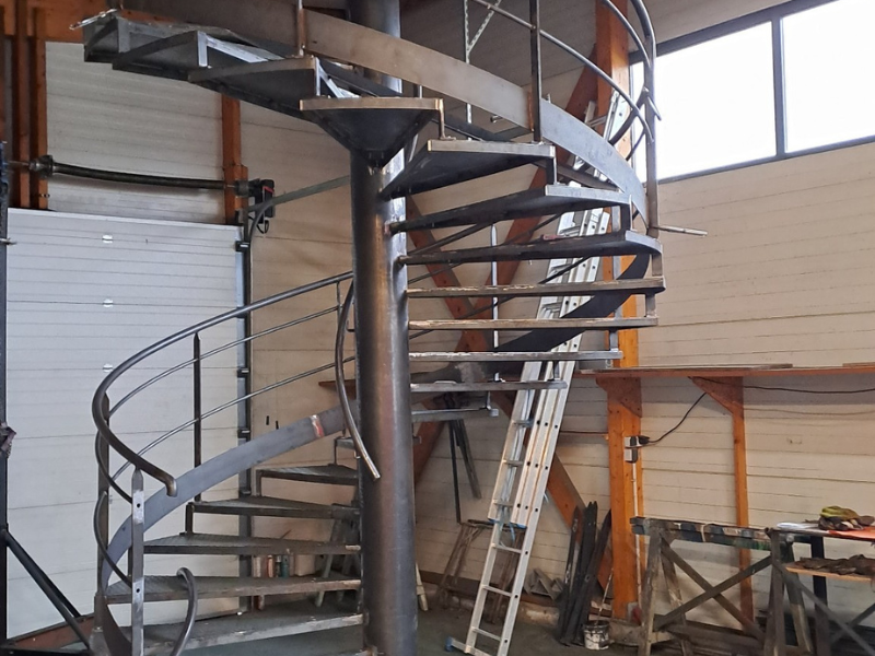 Escalier brut métallique dans l'atelier
